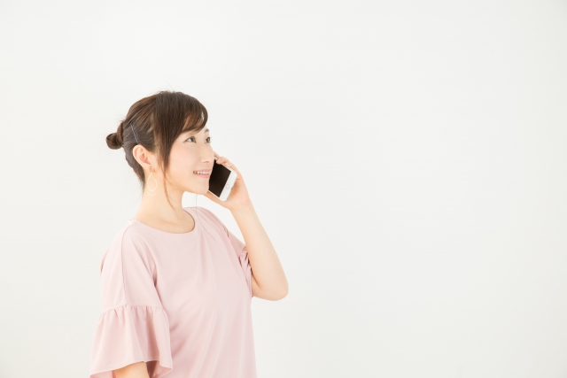 電話している女性